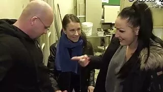 Geile Nachbarin hilft im Treppenhaus beim Abspritzen