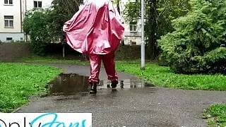 Regnerische Zeit, um meinen PVC-Catsuit und mein Cape zu tragen!
