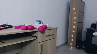 bbw shakes her big ass on cam