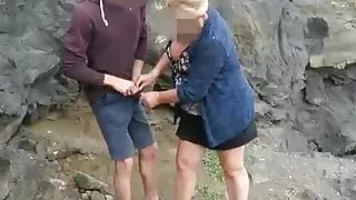 La bourgeoise avec un jeune en exterieur