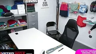 Blonde Milf Lisey Sweet wird wegen Ladendiebstahls suspendiert