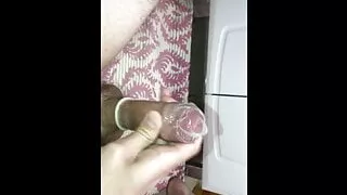 Geiler Kerl wichst ungeschnittenen Schwanz in Kondom und sperma drin