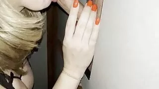 Sa femme et des inconnus au Gloryhole 1