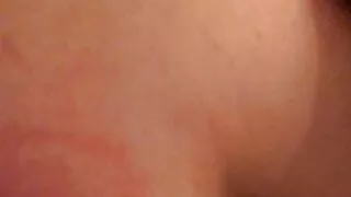 Sie über die Couch ihrer Freunde beugen