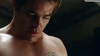Chris Pine goes shirtless sexy