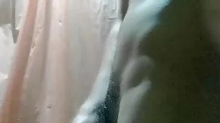 Guy fapping in his bath