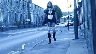 Dienstmädchenuniform auf der Straße