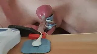 junger schwuler Elektro-Sound mit heftigem Cumshot