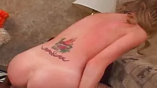 Schlampe mit kleinen Titten liebt es, das Sperma in ihren Mund zu nehmen