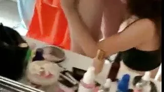 Il lui defonce la bouche en gorge profonde