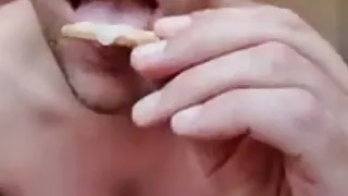 Mein eigenes Sperma essen, auf einem Keks