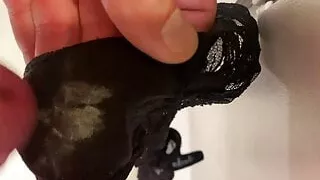 Branle sur culotte copine