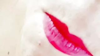 Sie versucht, einen Kirschstamm mit ihrer Zunge zu binden