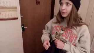 Russische Mädchen essen schwedischen Fisch, Verlierer muss Wunsch erfüllen