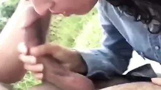 Beurette suce sur le bord de la route