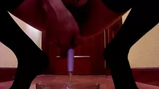 Selbst Orange und heiße Pisse aus einer Schüssel trinken