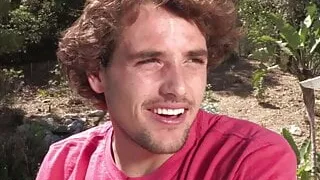 Frustrierte MILF im sexy Bikini fickt den Poolboy