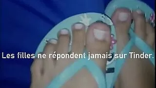 Ma copine me branle avec ses pieds, sublime