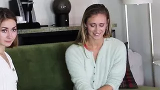 Zwei hinreißende Co-Eds spielen ein Streifenkarten-Memory-Spiel