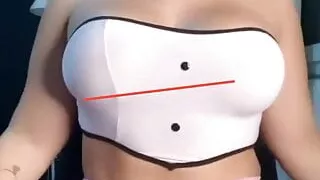 Babe in pinkem engen Kleid zeigt ihre Kamelzehe im HöschenStock