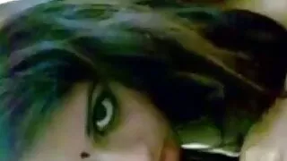 Sweta, das heißeste Mädchen der Schule, ist in meinem Schlafzimmer und lutscht meinen Schwanz