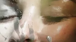 Pornostar Tammy Jean bekommt eine große Ladung Sperma in ihr Gesicht