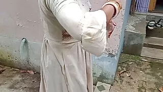 Ajanabi Pani Peene Ghar Andar Aya Or Mujhe Chod Ke Chala Gya