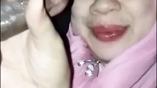 Pink Hijab – Amazing Handjob