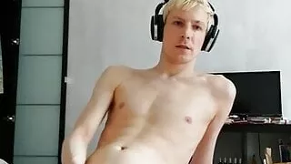 Twink ist immer hungrig nach rohem Schwanz