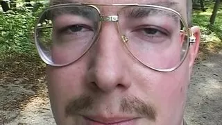 Haessliche Gerda wichst und Schluerft Sperma