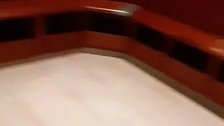 Twink spielt mit sich in der Umkleide