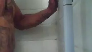 Meinen Schwanz in der Dusche herumschwingen