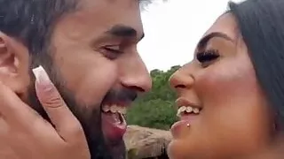 How many  girls kiss in a row