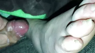 Rub my Dick on Amateur Milfs dirty dry Feet