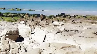 Nackt ausstellen und masturbieren am Strand
