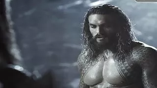 Jason Momoa expose his ripped abs and smooth muscular chest