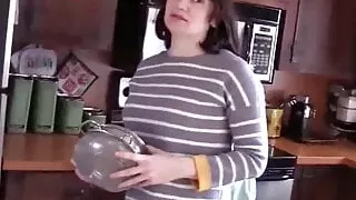 Stiefsohn probiert neue Kamera mit Stiefmutter aus