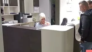 Beim Arzt wird schwanz kontrolle von Doktorin