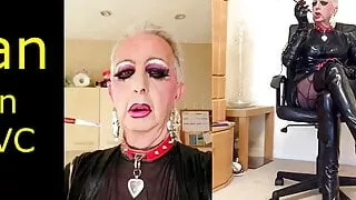 PVC-Fetisch-Transe beim Rauchen mit langen Nägeln und Schwulenstiefeln