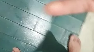 Selbstbefriedigung im Badezimmer