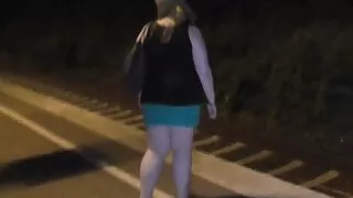 Molliges Teen lutscht Schwanz am Bahnhof