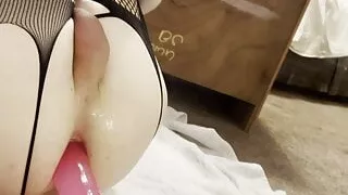 Femboy benutzt Spielzeug auf glattem Arsch