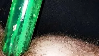 Junger schwuler Junge Bulde fickt Dildo