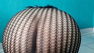 Wackel mit dem Arsch auf schwarzem Fischnetz