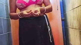 Auntee in a saree bathing with me