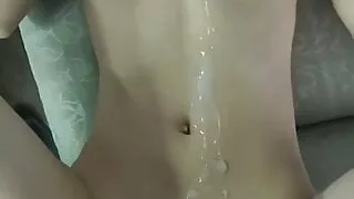 Beim Einführen eines großen Schwanzes.