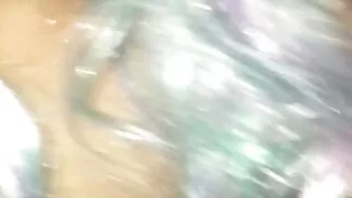 Maycee lächelt, während sie sich auf die Bestrafung vorbereitet