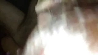 Femme qui filme son compagnon lui lecher le clitoris