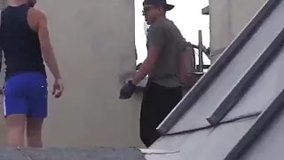 Amateurschwules Paar beim Sex auf dem Dach in Paris