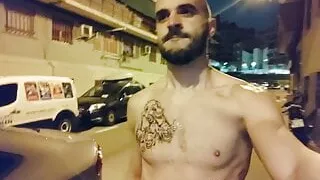 Xisco geht nackt auf die Straße